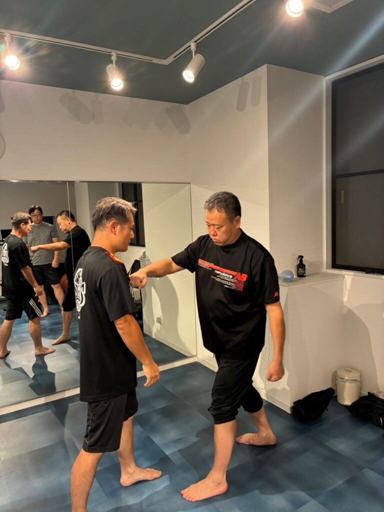 合気道の体験セミナーで受け身を練習する女性の様子