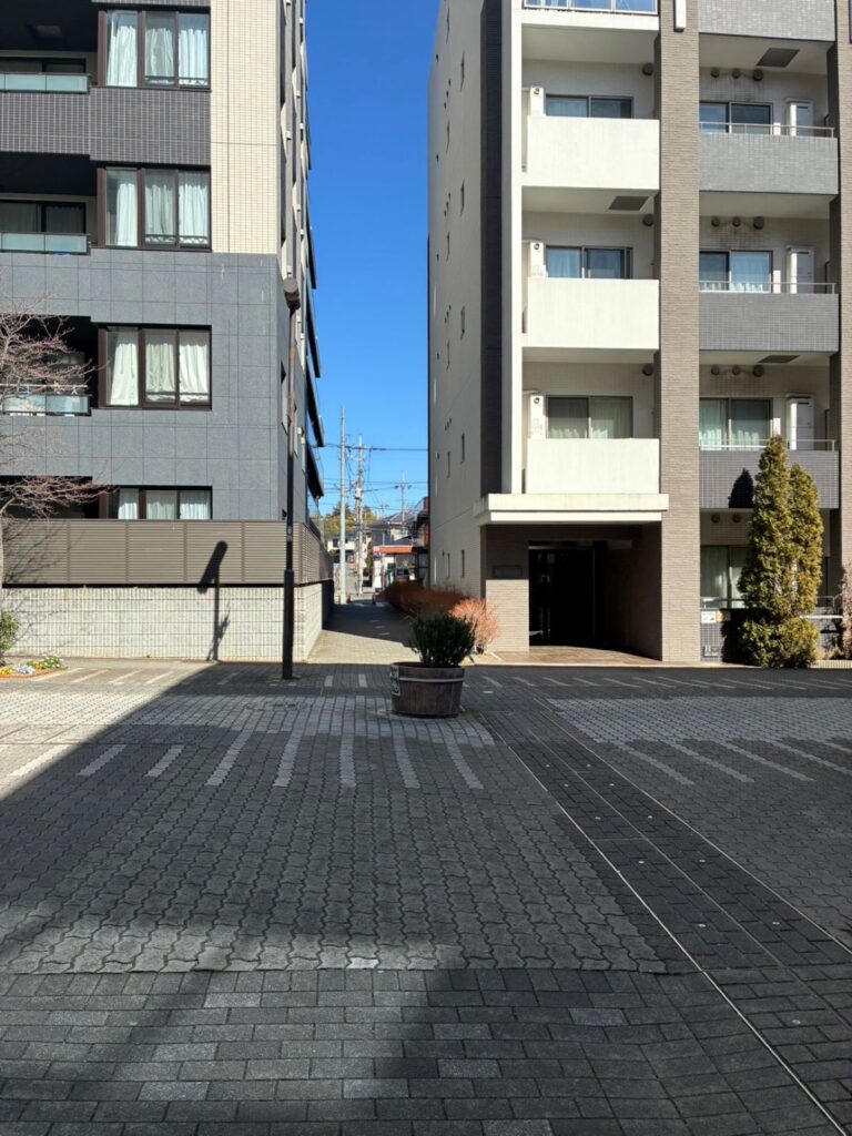 横浜市都筑区の中川駅近くの遊歩道入口。ここを右折して横浜整体ととのうへ向かいます。