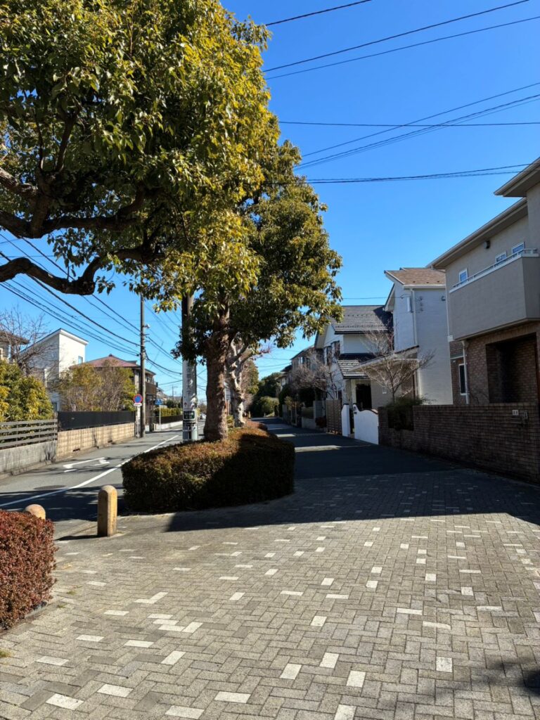 横浜市都筑区の中川駅近くの歩道橋を渡りきり、右へ曲がるポイント。ここから横浜整体ととのうまであと少しです。