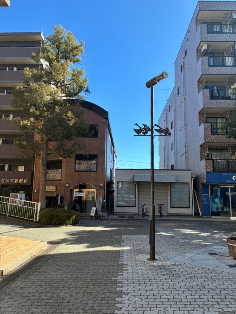 横浜市都筑区の中川駅近くの突き当たり左側にある歩道橋。横浜整体ととのうへはこの歩道橋を渡って進みます。