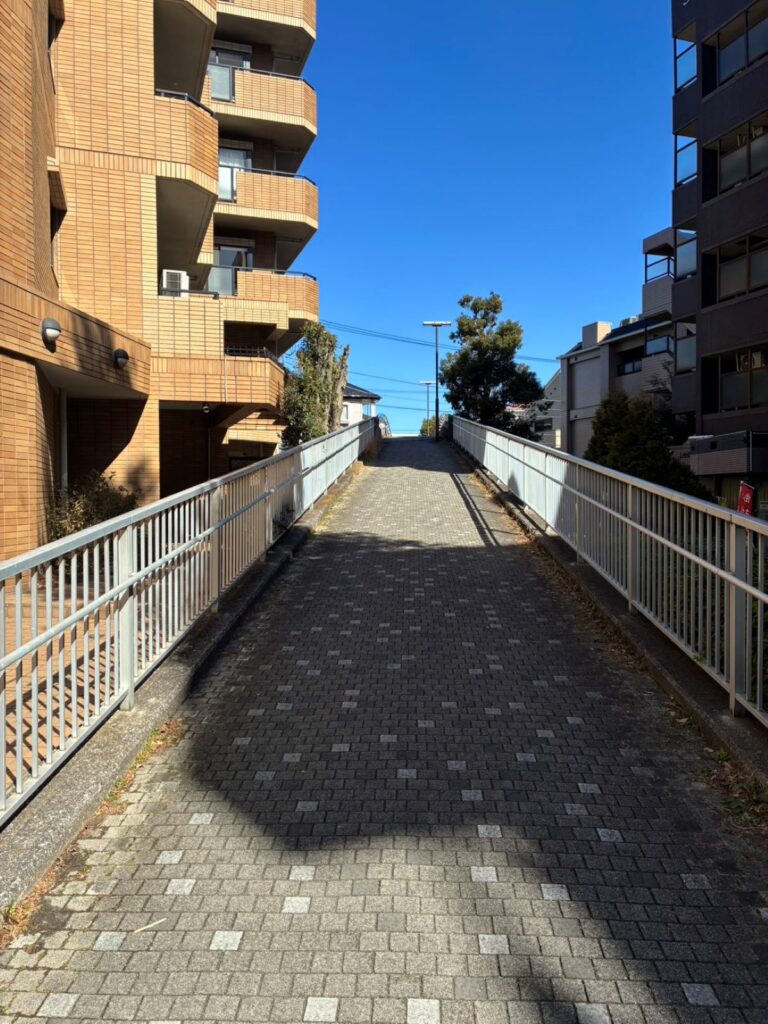 横浜市都筑区の中川駅近くにある歩道橋からの景色。