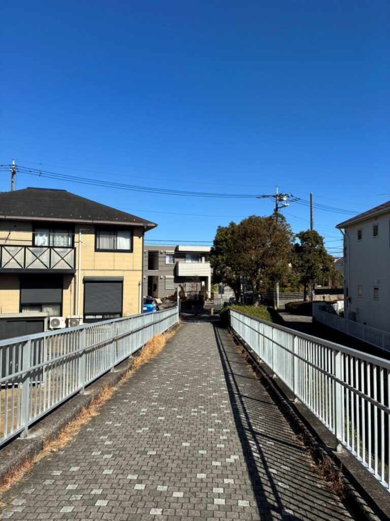 横浜市都筑区の中川駅近くにある歩道橋からの景色。横浜整体ととのうへ向かう途中の開放的な風景。
