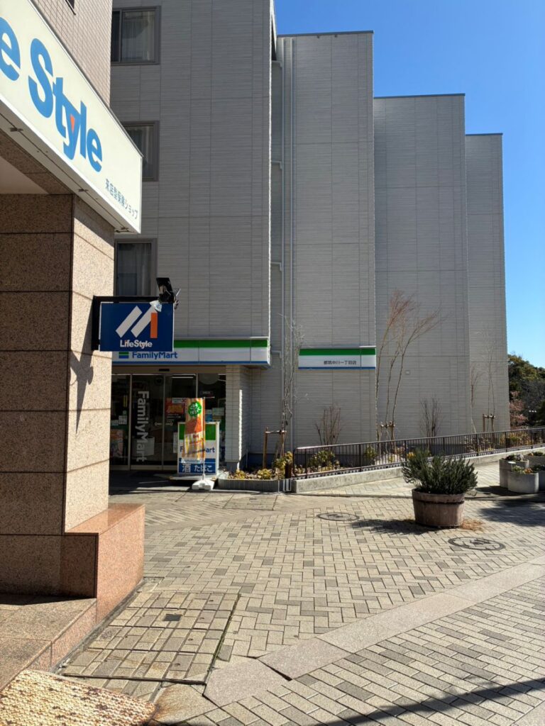横浜市都筑区の中川駅から直進すると前方に見えるファミリーマート。横浜整体ととのうへ向かう際の重要な目印です。
