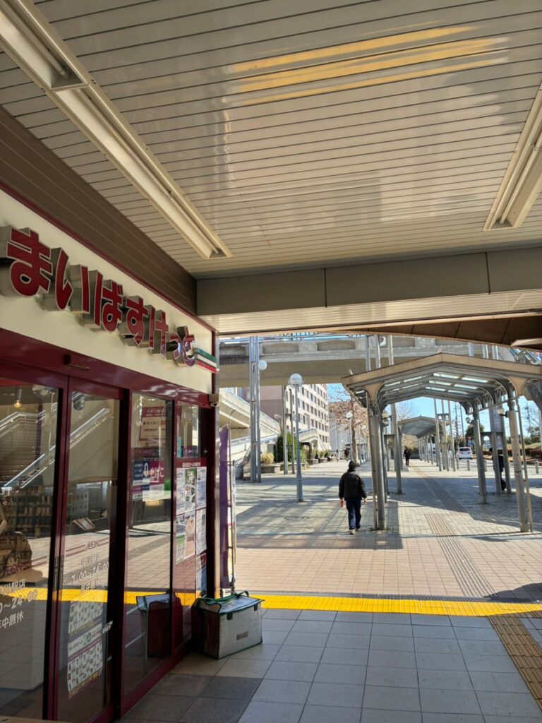 横浜市都筑区の中川駅地上出口を出てすぐ、まいばすけっと前を直進する横浜整体ととのうへの道順