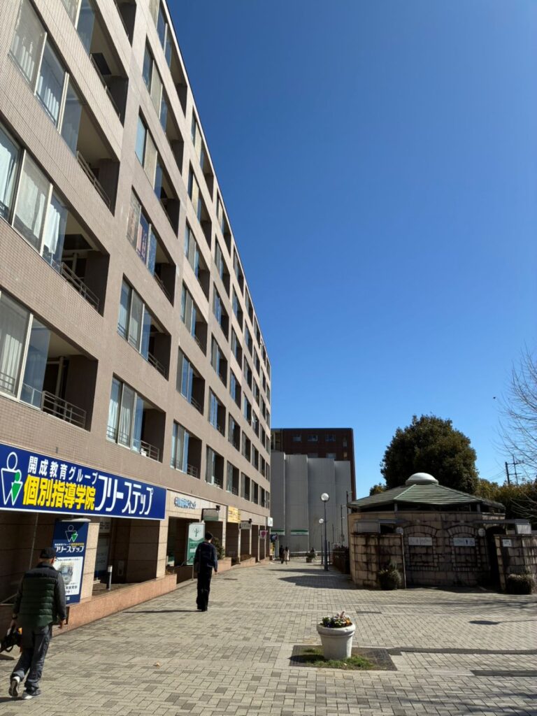 横浜市都筑区の中川駅から横浜整体ととのうへ向かう道順。まいばすけっと横をそのまま真っ直ぐ直進します。