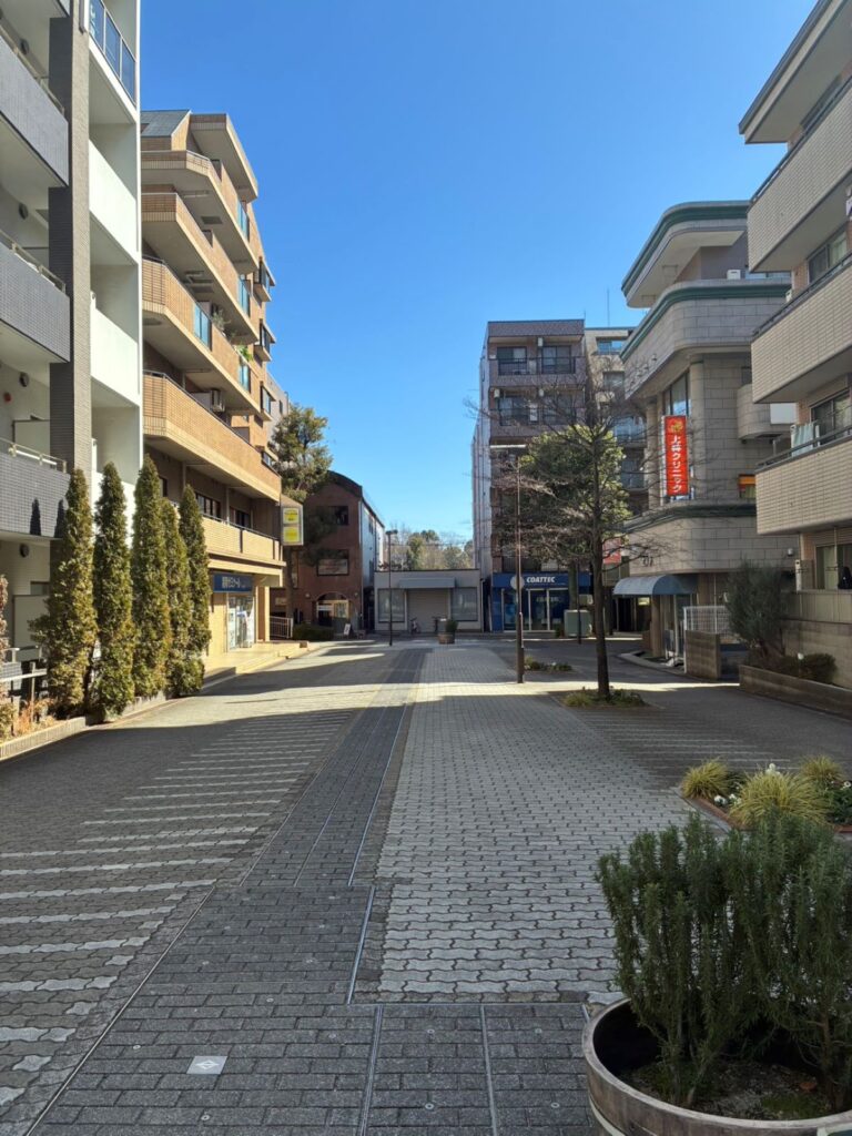 横浜市都筑区の遊歩道を50メートルほど直進した突き当たりの風景。横浜整体ととのうへ向かう道順です。