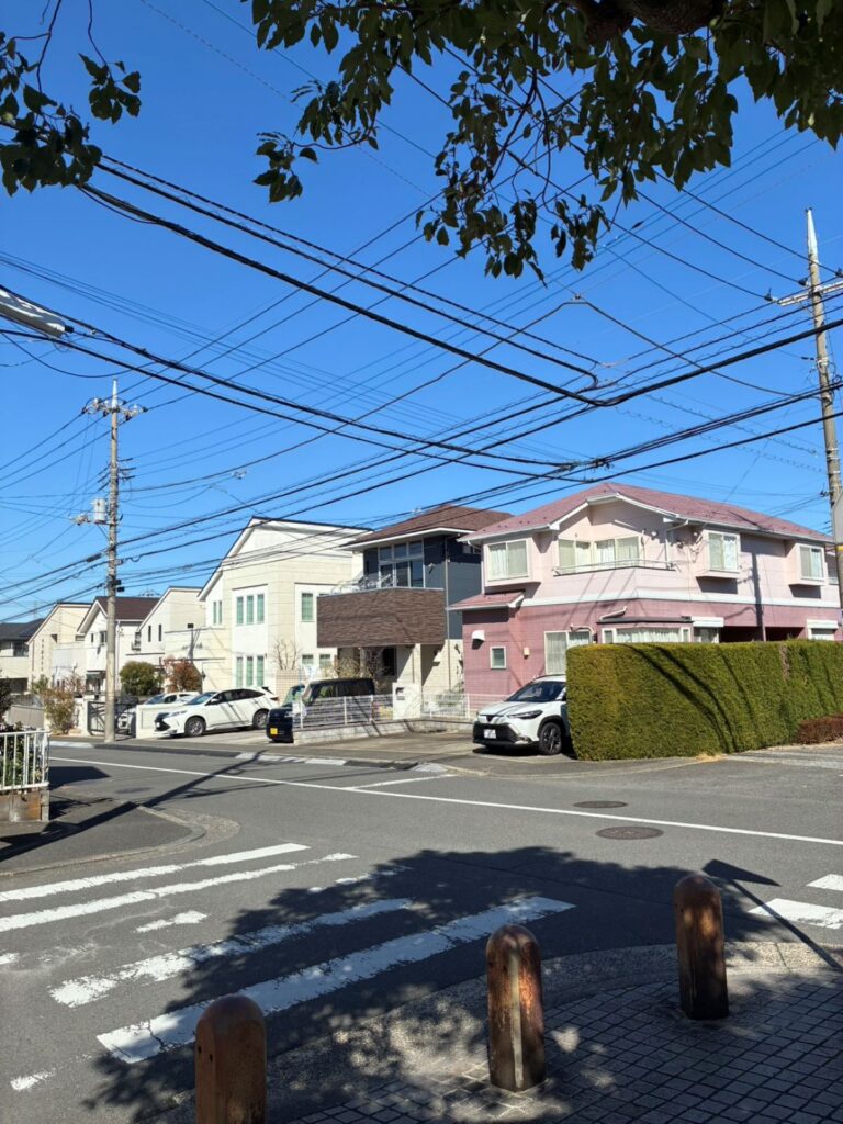 横浜市都筑区の東京都市大学を過ぎてすぐの横断歩道。左手奥に見える青い壁の建物が横浜整体ととのうです。