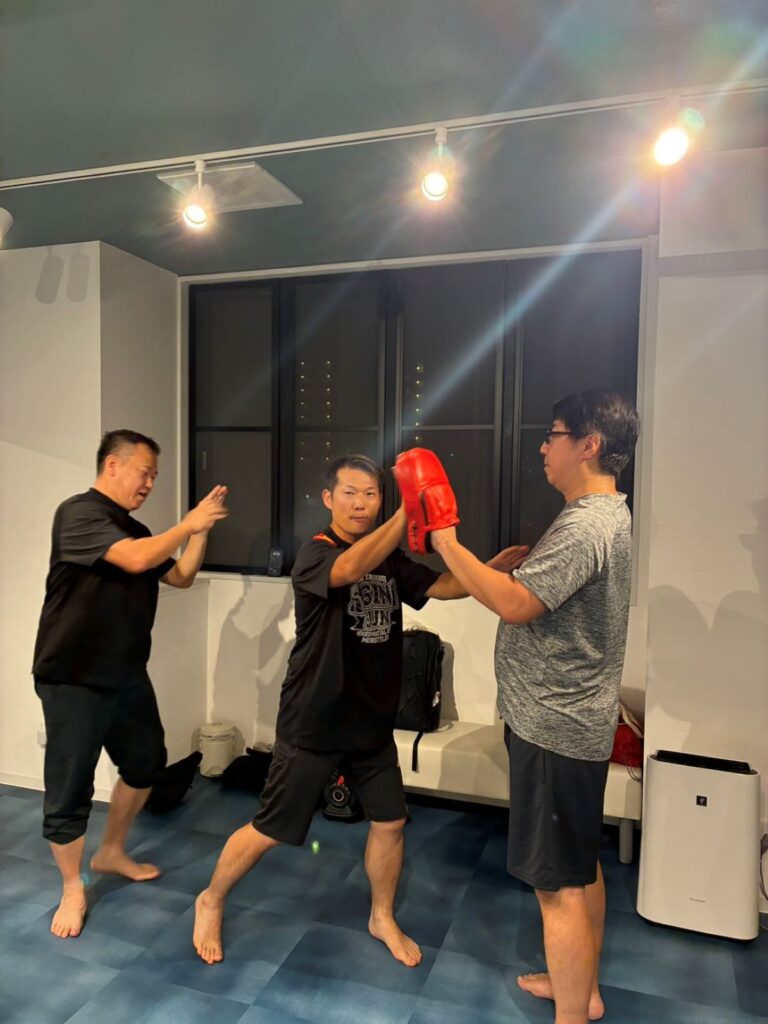 合気道のセミナーで練習する様子