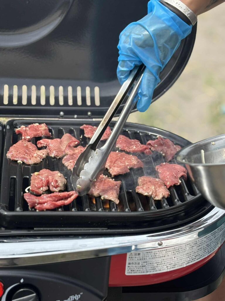 青空が広がる三浦海岸のビーチで、海の風を感じながら、本格BBQを楽しむ。
