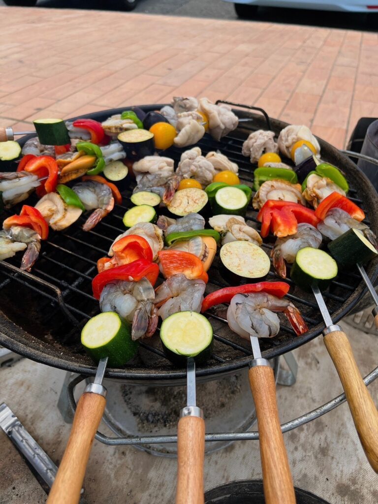 青空が広がる三浦海岸のビーチで、海の風を感じながら、本格BBQを楽しむ。